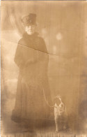 Carte Photo D'une  Femme élégante Avec Sont Chien  Posant Dans Un Studio Photo En 1918 - Personnes Anonymes