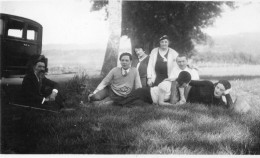 Photographie Vintage Photo Snapshot Repos Sieste Bésigny Famille Groupe Herbe - Personnes Anonymes