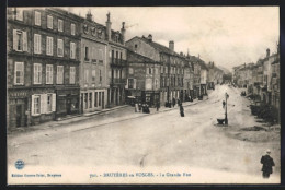 CPA Bruyères-en-Vosges, La Grande Rue, Vue De La Rue  - Autres & Non Classés