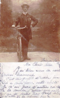 Carte Photo - Cyclisme - Jeune Dandy Prenant La Pose Chez Le Photographe A Laeken 1908 - Ciclismo