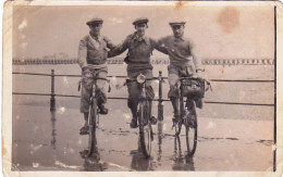 Carte Photo - Cyclisme - Trois Hommes A Velo En Bord De Mer  - Radsport