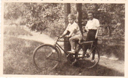 Carte Photo - Cyclisme - Jeune Garcon  Prenant La Pose Sur Le  Velo De Papa - Radsport