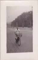 Cyclisme - Carte Photo -  Belgique - Souvenir De Bruxelles - Livraison A Velo - Wielrennen
