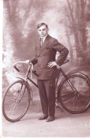 Carte Photo - Cyclisme - Jeune Homme Posant Avec Son Velo Chez Le Photographe D'ATH Ou ENGHIEN - Sonstige & Ohne Zuordnung