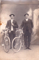 Carte Photo - Cyclisme -  Les 2 Freres En Pose Avec Leur Velo Chez Le Photographe - Other & Unclassified