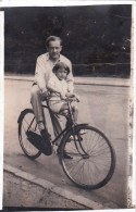 Carte Photo - Cyclisme - Vader En Kand - Le Pere Et L Enfant Pour La Pose Photo En Velo - Other & Unclassified