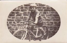 Carte Photo - Cyclisme -  Jeune Garcon Sur Son Velo - Autres & Non Classés