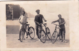 Carte Photo - Cyclisme - La Famille Pose Fierement Avec Leur Velo  - Autres & Non Classés