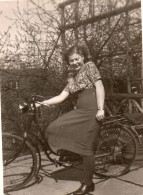Photographie Vintage Photo Snapshot Femme  Coiffure Mode Vélo Bicyclette - Personnes Anonymes