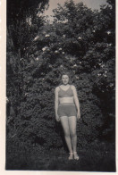 Photographie Vintage Photo Snapshot Bikini Maillot Bain Pin-up Jambes Sexy - Personnes Anonymes