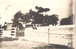 TH HIPPISME - CARTE PHOTO - Jumping Saut D'obstacles Course Hippique Cavalier Cheval - Animée Belle - Ippica