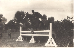 TH HIPPISME - CARTE PHOTO - Jumping Saut D'obstacles Course Hippique Cavalier Cheval - Animée Belle - Ippica