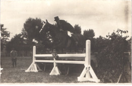 TH HIPPISME - CARTE PHOTO - Jumping Saut D'obstacles Course Hippique Cavalier Cheval - Animée Belle - Hippisme