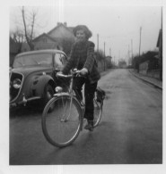 Photographie Vintage Photo Snapshot Vélo Bicyclette Bicycle Femme  - Other & Unclassified