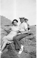 Photographie Vintage Photo Snapshot Couple Amoureux Lovers Casquette Famille - Anonymous Persons