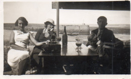 Photographie Vintage Photo Snapshot Bistrot Terrasse Bouteille Apéritif Mode - Anonymous Persons