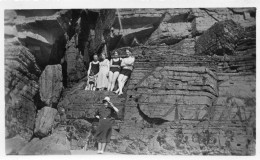 Photographie Vintage Photo Snapshot Groupe Falaise Maillot Bain Plage  - Anonymous Persons