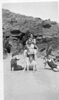 Photographie Vintage Photo Snapshot Groupe Falaise Maillot Bain Plage Drôle Funn - Lieux