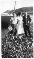 Photographie Vintage Photo Snapshot Groupe Trio Mode Galets Plage  - Anonymous Persons