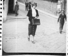 Photographie Vintage Photo Snapshot Marche Walking Street Rue Mode Valise - Anonymous Persons