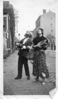 Photographie Vintage Photo Snapshot Chanteur Rue Musique Mendiant  - Other & Unclassified