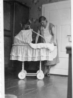 Photographie Vintage Photo Snapshot Berceau Bébé Baby Nurse - Anonymous Persons