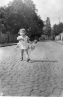 Photographie Vintage Photo Snapshot Poupée Doll Enfant Fillette Intérieurpavé Ro - Anonymous Persons