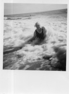 Photographie Vintage Photo Snapshot Vague Waves Bain Mer Mousse Baignade - Other & Unclassified