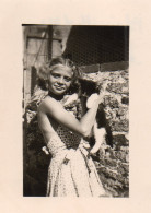 Photographie Vintage Photo Snapshot Jeune Fille Fillette Chat Cat - Other & Unclassified