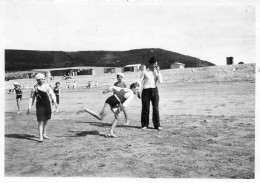 Photographie Vintage Photo Snapshot Plage Beach Maillot Bain Sable Jeu - Orte