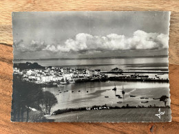 DOUARNENEZ Le Port Et Sa Nouvelle Digue Au Fond De La Baie - Douarnenez