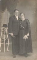 CARTE PHOTO - Homme Tenant Un Verre - Femme Tenant Des Fleurs - Couple - Carte Postale Ancienne - Photographie