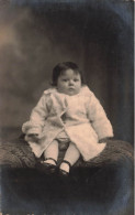 CARTE PHOTO - Bébé - Un Bébé Assis - Carte Postale Ancienne - Photographie