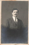 CARTE PHOTO - Homme - Portrait - Homme En Costume - Carte Postale Ancienne - Fotografia