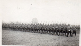 Photographie Vintage Photo Snapshot Militaire Uniforme Armée Military Défilé - Oorlog, Militair