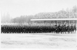 Photographie Vintage Photo Snapshot Militaire Uniforme Armée Military Défilé - Guerre, Militaire