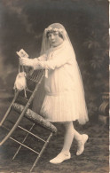 CARTE PHOTO - Femme - Femme En Robe De Mariée Lisant - Chaise -  Carte Postale Ancienne - Photographie