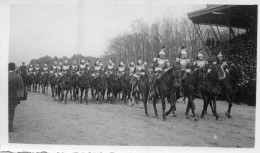 Photographie Vintage Photo Snapshot Militaire Uniforme Armée Paris Défilé - Guerre, Militaire