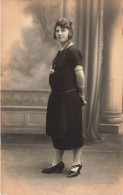 CARTE PHOTO - Femme - Femme En Robe Noir - Seule -  Carte Postale Ancienne - Photographie