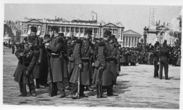 Photographie Vintage Photo Snapshot Militaire Uniforme Armée Paris Défilé - Oorlog, Militair