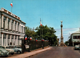 CPM - La RÉUNION - SAINT-DENIS - Rue De Paris Et Vue Sur Le Monument Aux Morts - Edition Labo-Photo - Saint Denis