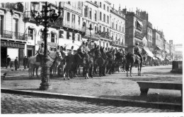 Photographie Vintage Photo Snapshot Militaire Uniforme Armée Paris Défilé - War, Military