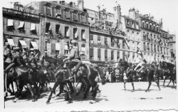 Photographie Vintage Photo Snapshot Militaire Uniforme Armée Paris Défilé - War, Military