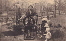 Real Photo Girl With Spinning Wheel , Girl And Doll. Fille Au Rouet , Enfant, Poupée . Fileuse  Spinner - Photographie