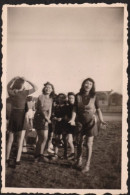 Jolie Photo Animée De Jeunes Filles Au Stade CAMUZET, Saint Jean D'Angély?? (stade Détruit) WW2, Nov 1941, 5,9x9cm - Lieux