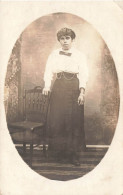 CARTE PHOTO - Femme - Portait D'une Femme à Côté D'une Chaise - Carte Postale Ancienne - Photographie