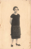 CARTE PHOTO - Femme - Portait D'une Femme Debout - Carte Postale Ancienne - Photographie