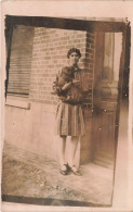 CARTE PHOTO - Femme - Femme Debout Tenant Un Chien Dans Ses Bras - Carte Postale Ancienne - Photographie