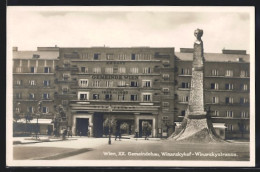 AK Wien, XX. Gemeindebau Winarskyhof In Der Winarskystrasse Mit Denkmal  - Autres & Non Classés