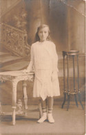 CARTE PHOTO - Jeune Fille - Jeune Fille Près D'une Table - Portrait - Carte Postale Ancienne - Photographie